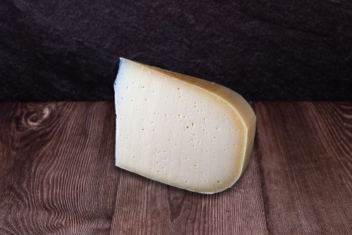 Baracskai félkemény érlelt sajt 200g  (Csíz Sajtműhely)